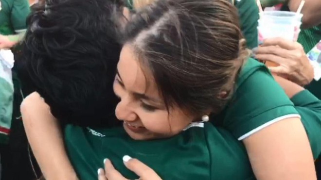 CĐV Mexico quỳ gối cầu h&ocirc;n bạn g&aacute;i sau chiến thắng của đội nh&agrave; trước Đức - Ảnh 3.