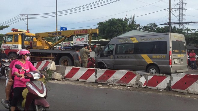 Gần 10 người bị thương mắc kẹt, kêu cứu trong xe khách bị lật ở Sài Gòn - Ảnh 1.