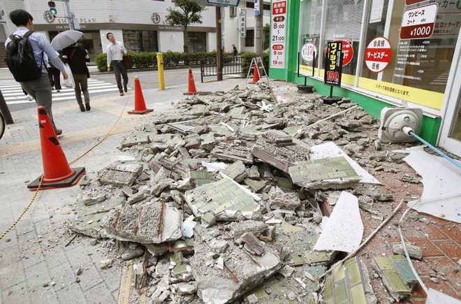 Những hình ảnh kinh hoàng trong vụ động đất khiến 3 người chết và hơn 200 người bị thương ở Osaka, Nhật Bản - Ảnh 6.