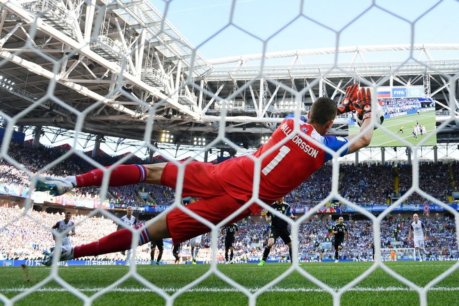 Dấu ấn điện ảnh của thủ môn Iceland, người vừa khiến Messi tắt điện ở World Cup 2018 - Ảnh 1.