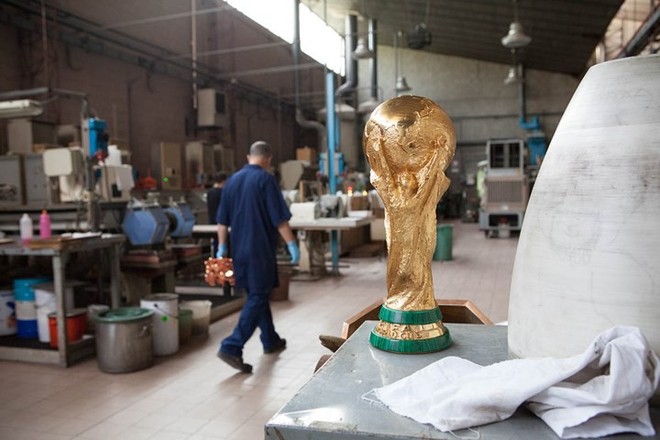 Cận cảnh qu&aacute; tr&igrave;nh chế t&aacute;c chiếc cup v&agrave;ng danh gi&aacute; cho World Cup - Ảnh 15.