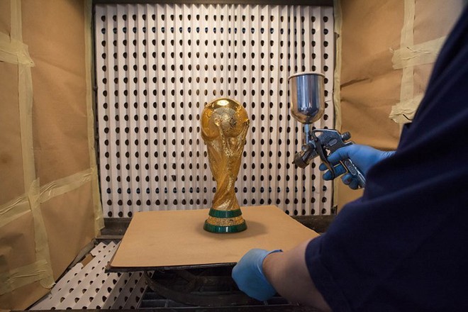 Cận cảnh qu&aacute; tr&igrave;nh chế t&aacute;c chiếc cup v&agrave;ng danh gi&aacute; cho World Cup - Ảnh 8.
