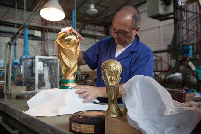 Cận cảnh qu&aacute; tr&igrave;nh chế t&aacute;c chiếc cup v&agrave;ng danh gi&aacute; cho World Cup - Ảnh 9.