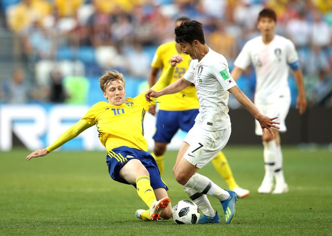 Cầu thủ Hàn Quốc đổ gục xuống sân sau trận thua đau ngày ra quân ở World Cup 2018 - Ảnh 2.
