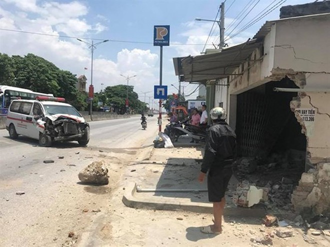 Nghệ An: Xe cứu thương biển xanh t&ocirc;ng g&atilde;y biển b&aacute;o giao th&ocirc;ng, đ&acirc;m sập tường nh&agrave; d&acirc;n - Ảnh 1.