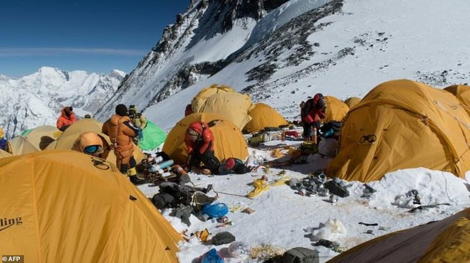Những h&igrave;nh ảnh g&acirc;y shock: Đỉnh Everest danh gi&aacute; giờ đ&atilde; trở th&agrave;nh b&atilde;i r&aacute;c cao nhất thế giới - Ảnh 1.