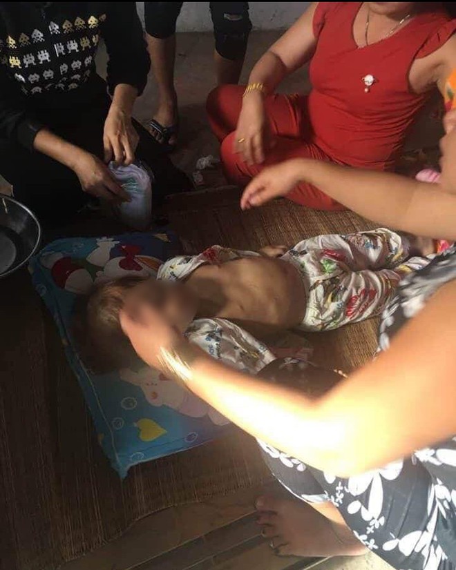 Vụ b&eacute; g&aacute;i 4 tuổi nghi bị hai người bạn của bố đ&aacute;nh tử vong, vứt x&aacute;c: T&oacute;c con bị bứt, bụng c&oacute; nhiều vết ch&acirc;m t&agrave;n thuốc l&aacute; - Ảnh 1.