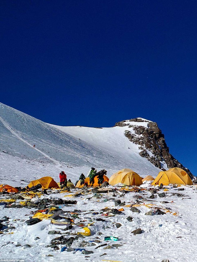 Những h&igrave;nh ảnh g&acirc;y shock: Đỉnh Everest danh gi&aacute; giờ đ&atilde; trở th&agrave;nh b&atilde;i r&aacute;c cao nhất thế giới - Ảnh 5.
