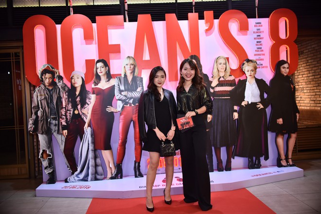 C&ocirc; tr&ograve; Minh T&uacute; - Kh&aacute;nh Linh diện đồ hở chặt ch&eacute;m đi xem phim của d&agrave;n chị đại Oceans 8 - Ảnh 12.