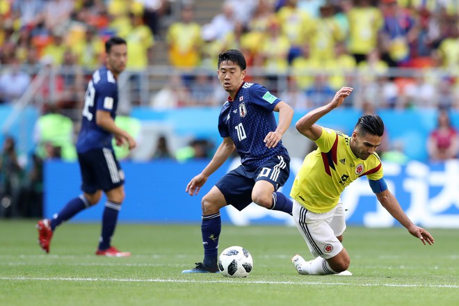 Cầu thủ Nhật Bản đổ gục xuống sân ăn mừng cảm xúc sau trận thắng Colombia - Ảnh 6.