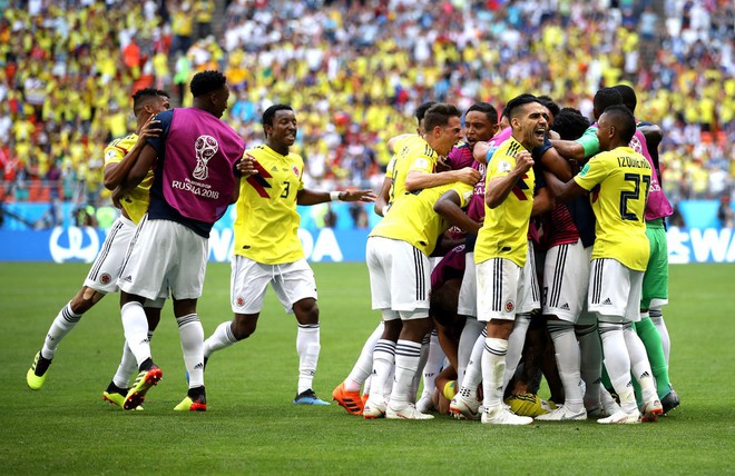 Cầu thủ Nhật Bản đổ gục xuống sân ăn mừng cảm xúc sau trận thắng Colombia - Ảnh 5.