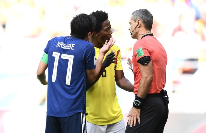Cầu thủ Nhật Bản đổ gục xuống sân ăn mừng cảm xúc sau trận thắng Colombia - Ảnh 2.