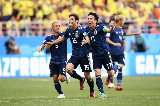 Cầu thủ Nhật Bản đổ gục xuống sân ăn mừng cảm xúc sau trận thắng Colombia - Ảnh 7.