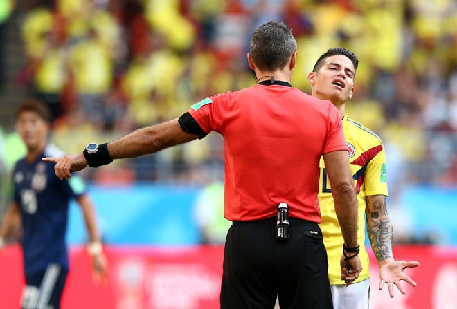 Cầu thủ Nhật Bản đổ gục xuống sân ăn mừng cảm xúc sau trận thắng Colombia - Ảnh 8.