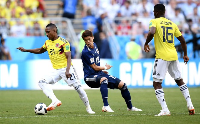Cầu thủ Nhật Bản đổ gục xuống sân ăn mừng cảm xúc sau trận thắng Colombia - Ảnh 4.