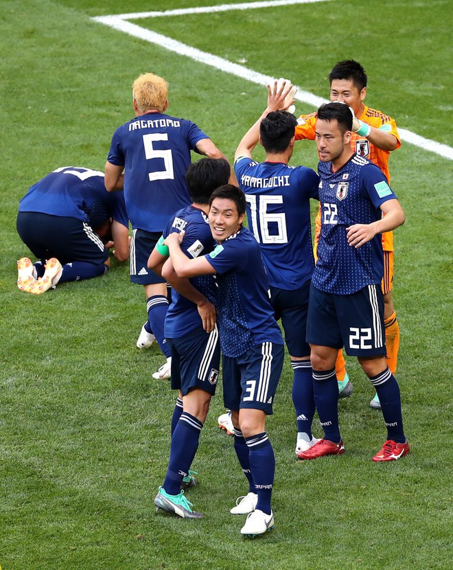 Cầu thủ Nhật Bản đổ gục xuống sân ăn mừng cảm xúc sau trận thắng Colombia - Ảnh 9.