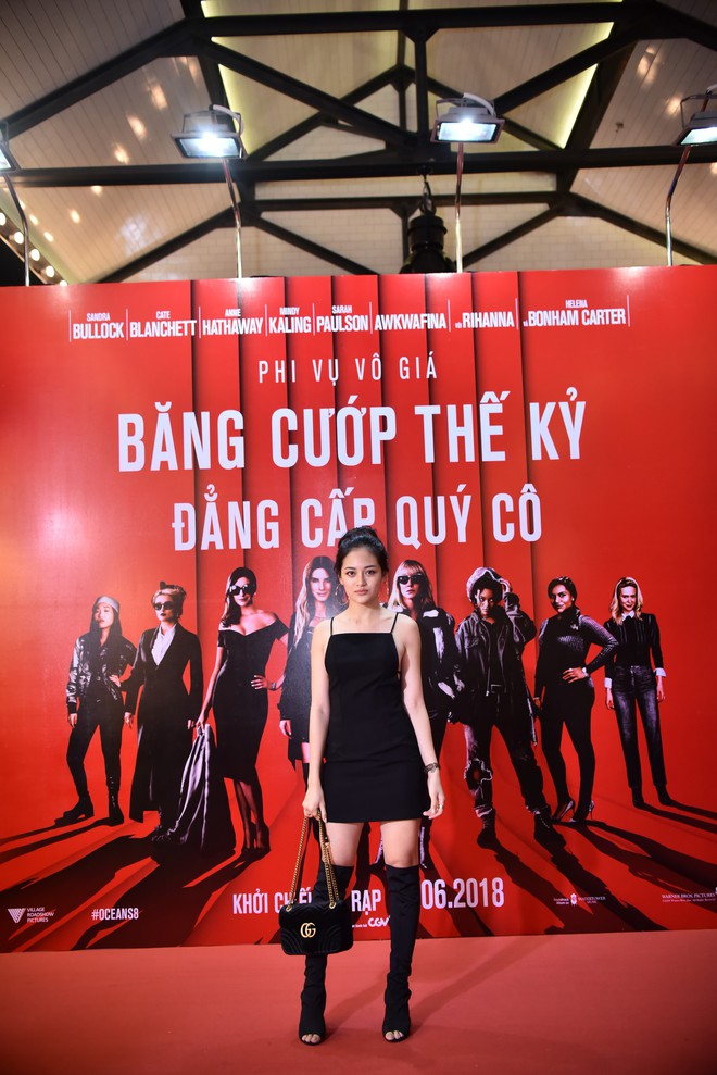 C&ocirc; tr&ograve; Minh T&uacute; - Kh&aacute;nh Linh diện đồ hở chặt ch&eacute;m đi xem phim của d&agrave;n chị đại Oceans 8 - Ảnh 13.