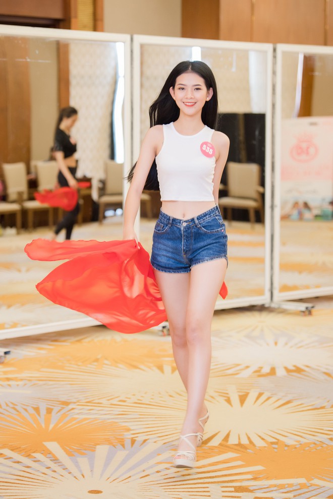 Thí sinh Hoa hậu Việt Nam tự tin khoe thân hình chuẩn với thử thách vòng tay chạm rốn - Ảnh 1.