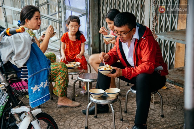 Quán cháo hào sảng giá 5.000 đồng/ tô của cô Tư Sài Gòn: Nhà Tư không nợ nần gì, bán vầy là sống thoải mái rồi! - Ảnh 5.