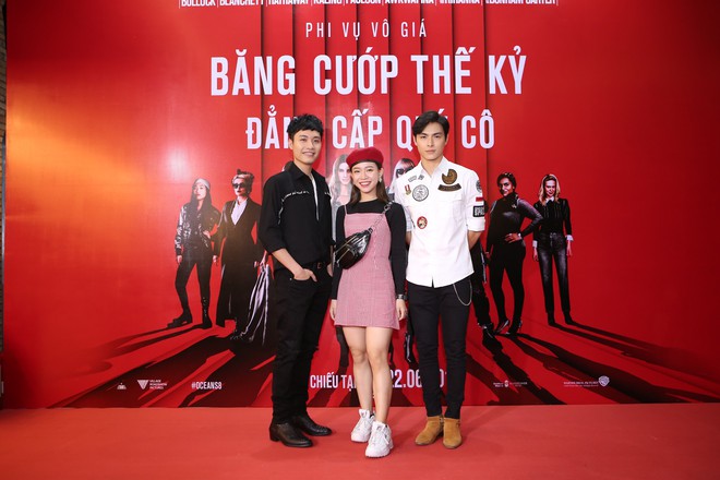 C&ocirc; tr&ograve; Minh T&uacute; - Kh&aacute;nh Linh diện đồ hở chặt ch&eacute;m đi xem phim của d&agrave;n chị đại Oceans 8 - Ảnh 16.