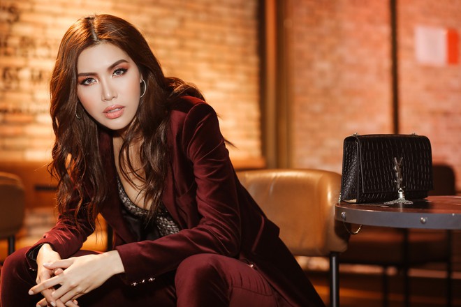C&ocirc; tr&ograve; Minh T&uacute; - Kh&aacute;nh Linh diện đồ hở chặt ch&eacute;m đi xem phim của d&agrave;n chị đại Oceans 8 - Ảnh 5.