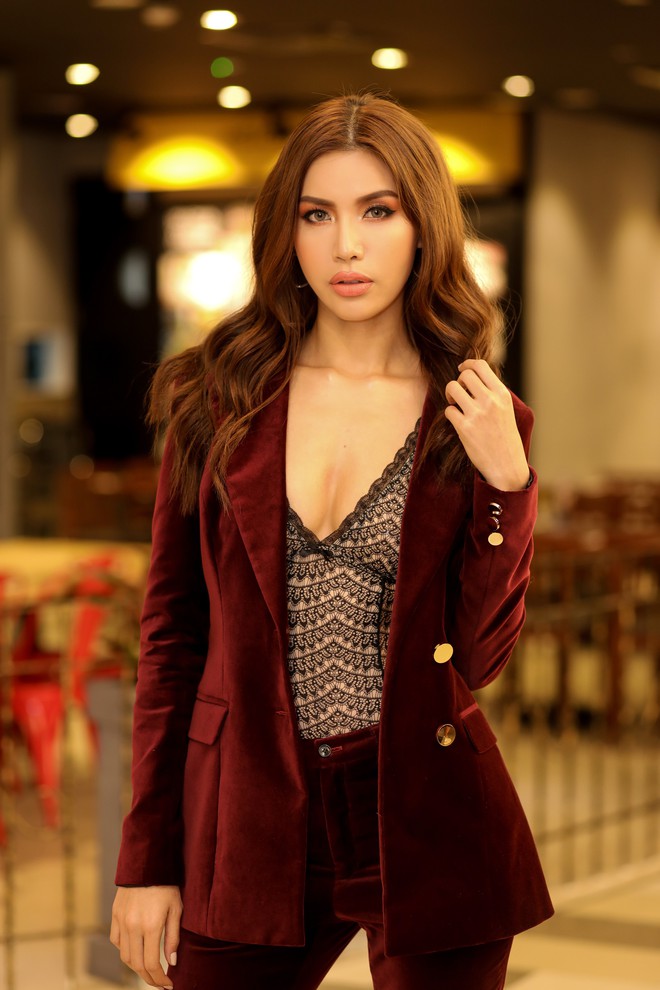 C&ocirc; tr&ograve; Minh T&uacute; - Kh&aacute;nh Linh diện đồ hở chặt ch&eacute;m đi xem phim của d&agrave;n chị đại Oceans 8 - Ảnh 8.