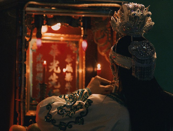 Bạn c&oacute; nhận ra đ&acirc;y l&agrave; Isaac đang hoạ mặt l&agrave;m k&eacute;p ch&iacute;nh trong phim về tuồng cổ &ldquo;Song Lang&rdquo;? - Ảnh 9.