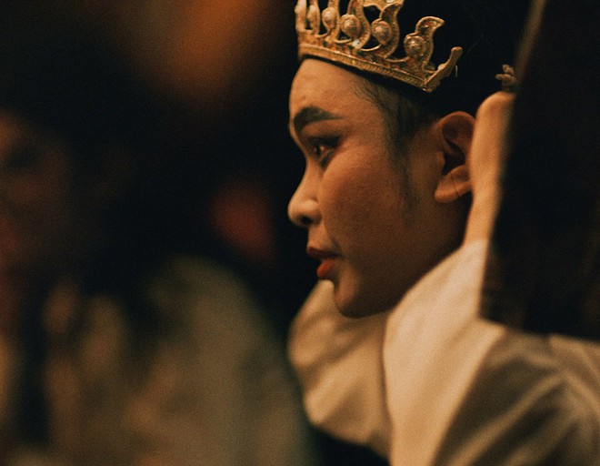 Bạn c&oacute; nhận ra đ&acirc;y l&agrave; Isaac đang hoạ mặt l&agrave;m k&eacute;p ch&iacute;nh trong phim về tuồng cổ &ldquo;Song Lang&rdquo;? - Ảnh 6.