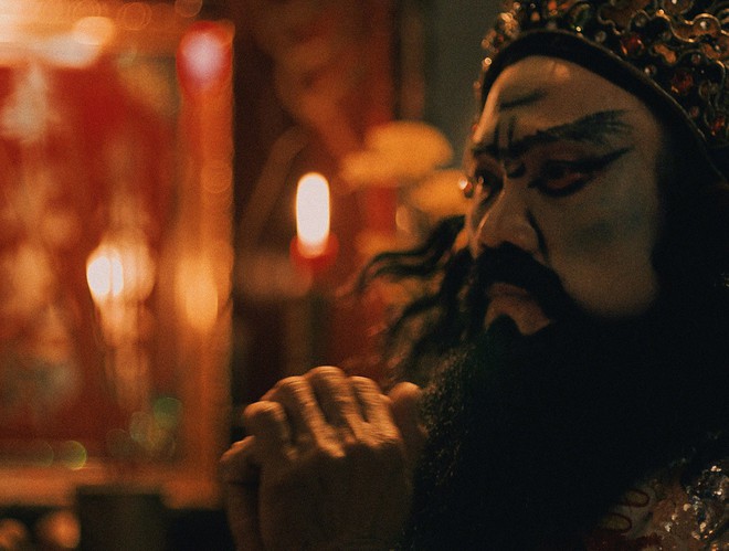 Bạn c&oacute; nhận ra đ&acirc;y l&agrave; Isaac đang hoạ mặt l&agrave;m k&eacute;p ch&iacute;nh trong phim về tuồng cổ &ldquo;Song Lang&rdquo;? - Ảnh 5.