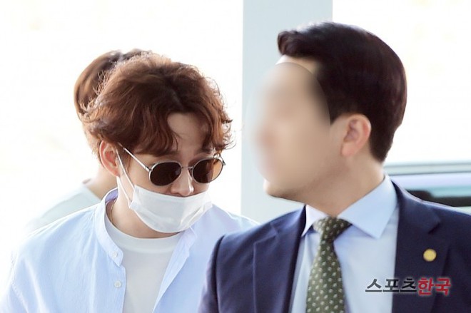Lần đầu lộ diện hậu chia tay h&ocirc;n th&ecirc; gia thế khủng, Yoochun bị mỉa mai: Chắc cả đời kh&ocirc;ng d&aacute;m mặc &aacute;o ngắn tay - Ảnh 10.