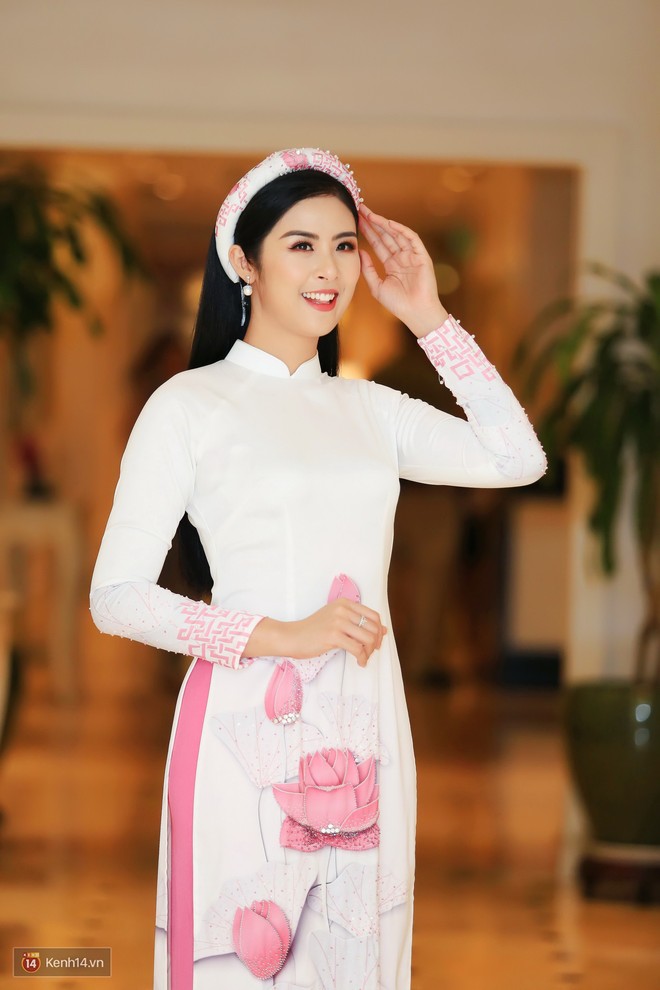 Hoa hậu Ngọc Hân diện áo dài thanh lịch, đối lập dàn chân dài gợi cảm tại sự kiện - Ảnh 1.