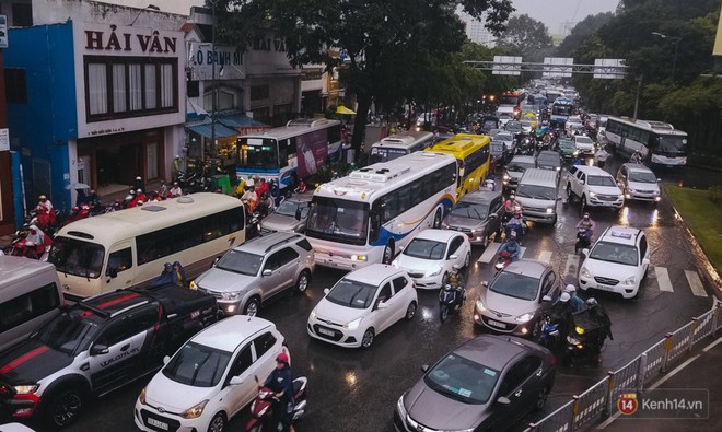 Cửa ngõ sân bay Tân Sơn Nhất lại bị ngập nước và kẹt xe không lối thoát sau mưa lớn - Ảnh 14.