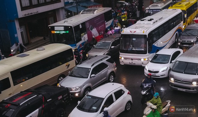 Cửa ngõ sân bay Tân Sơn Nhất lại bị ngập nước và kẹt xe không lối thoát sau mưa lớn - Ảnh 13.