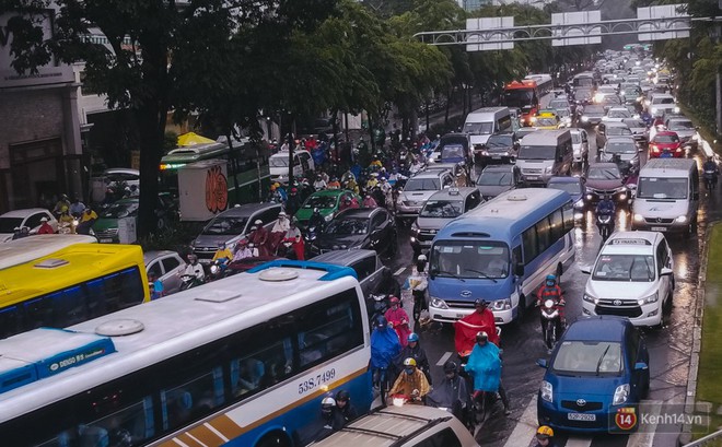 Cửa ngõ sân bay Tân Sơn Nhất lại bị ngập nước và kẹt xe không lối thoát sau mưa lớn - Ảnh 12.