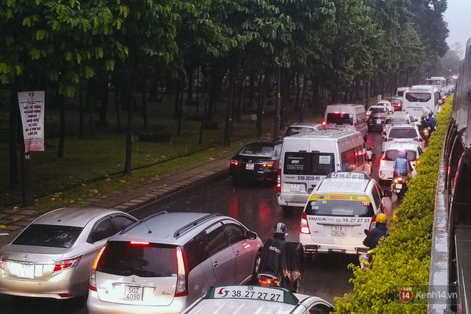 Cửa ngõ sân bay Tân Sơn Nhất lại bị ngập nước và kẹt xe không lối thoát sau mưa lớn - Ảnh 11.