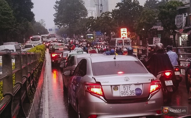 Cửa ngõ sân bay Tân Sơn Nhất lại bị ngập nước và kẹt xe không lối thoát sau mưa lớn - Ảnh 10. Cửa ngõ sân bay Tân Sơn Nhất lại bị ngập nước và kẹt xe không lối thoát sau mưa lớn - Ảnh 10.