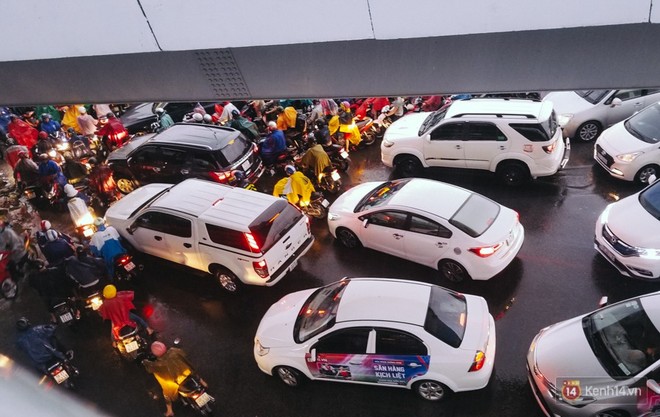 Cửa ngõ sân bay Tân Sơn Nhất lại bị ngập nước và kẹt xe không lối thoát sau mưa lớn - Ảnh 18. Cửa ngõ sân bay Tân Sơn Nhất lại bị ngập nước và kẹt xe không lối thoát sau mưa lớn - Ảnh 18.