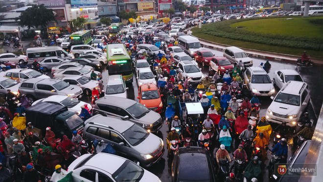 Cửa ngõ sân bay Tân Sơn Nhất lại bị ngập nước và kẹt xe không lối thoát sau mưa lớn - Ảnh 15.