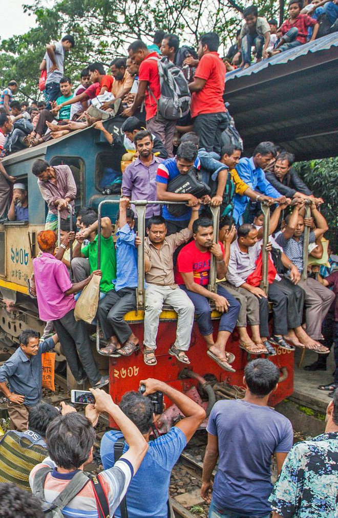 Hàng ngàn người Bangladesh chen chúc nhau ngồi lên nóc tàu để trở về nhà trong dịp nghỉ lễ - Ảnh 6.