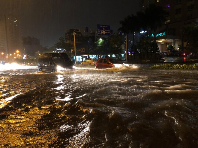 Mưa lớn trong đêm khiến nhiều tuyến đường Sài Gòn ngập thành sông, người đi xe máy bì bõm lội nước - Ảnh 8.