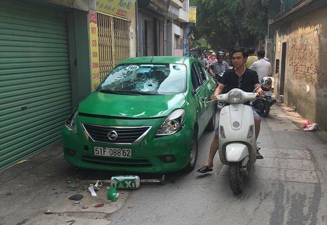 Hà Nội: Taxi đỗ trên đường bị người đàn ông lao vào đập vỡ kính, bẻ gãy gương chiếu hậu - Ảnh 1.