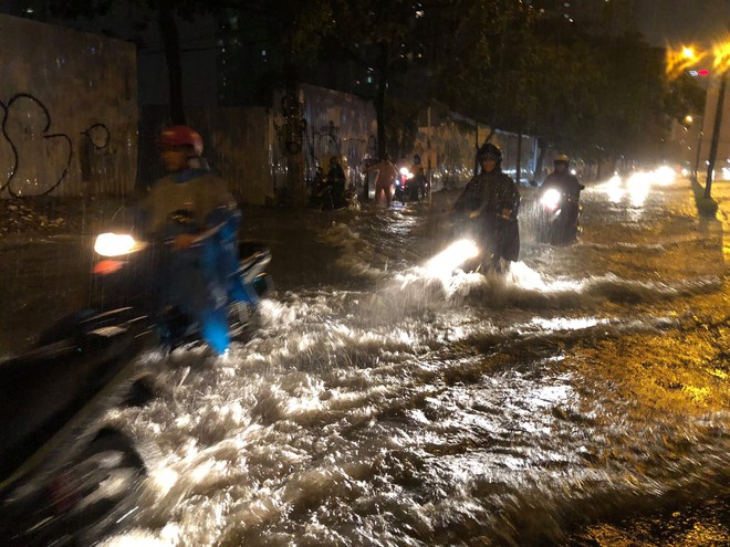 Mưa lớn trong đêm khiến nhiều tuyến đường Sài Gòn ngập thành sông, người đi xe máy bì bõm lội nước - Ảnh 5.