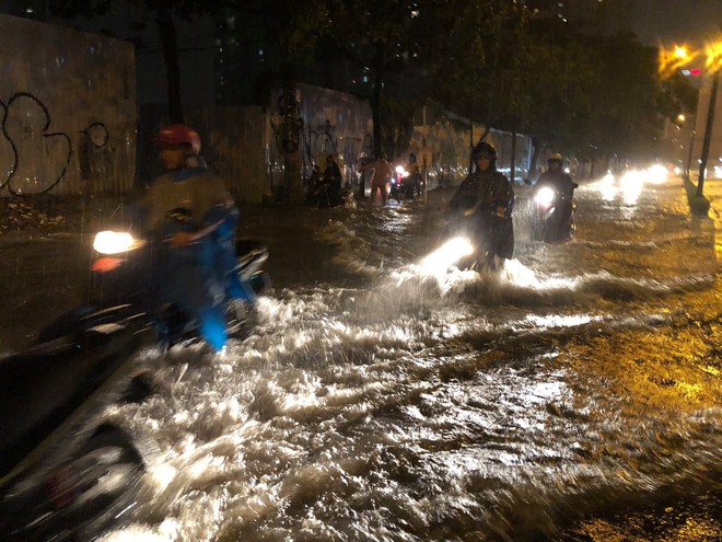 Mưa lớn trong đêm khiến nhiều tuyến đường Sài Gòn ngập thành sông, người đi xe máy bì bõm lội nước - Ảnh 5. Mưa lớn trong đêm khiến nhiều tuyến đường Sài Gòn ngập thành sông, người đi xe máy bì bõm lội nước - Ảnh 5.