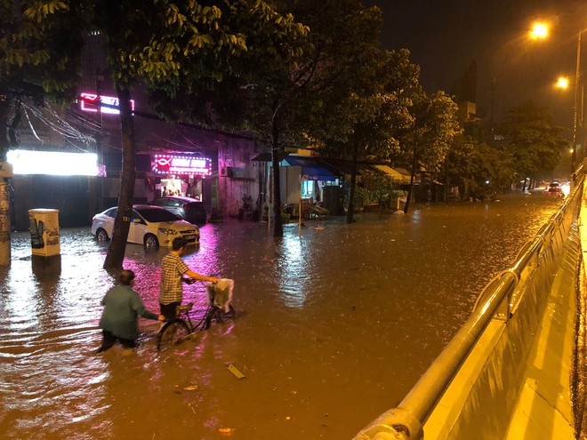 Mưa lớn trong đêm khiến nhiều tuyến đường Sài Gòn ngập thành sông, người đi xe máy bì bõm lội nước - Ảnh 6.