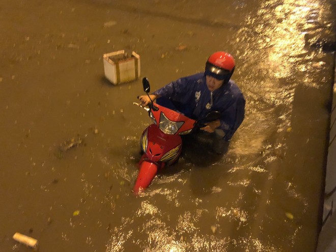 Mưa lớn trong đêm khiến nhiều tuyến đường Sài Gòn ngập thành sông, người đi xe máy bì bõm lội nước - Ảnh 2.
