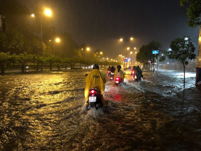 Mưa lớn trong đêm khiến nhiều tuyến đường Sài Gòn ngập thành sông, người đi xe máy bì bõm lội nước - Ảnh 7.