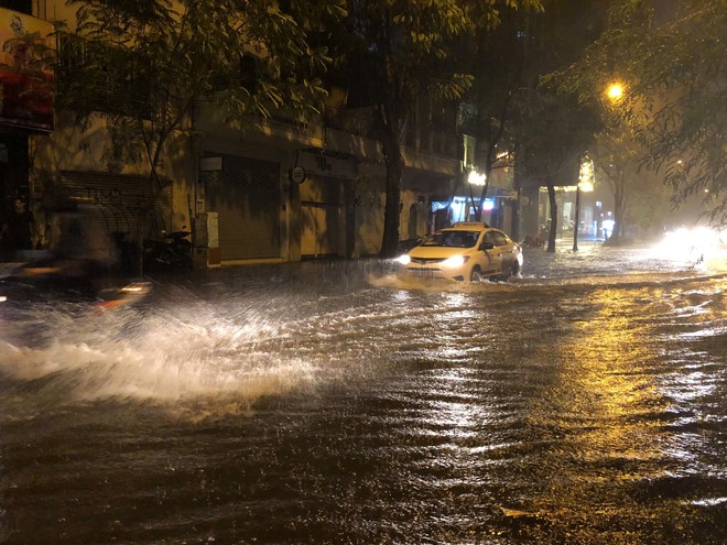 Mưa lớn trong đêm khiến nhiều tuyến đường Sài Gòn ngập thành sông, người đi xe máy bì bõm lội nước - Ảnh 4.