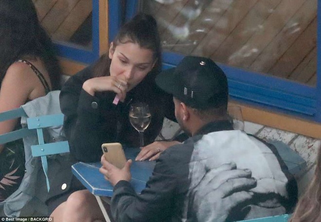 Bella Hadid hạnh ph&uacute;c rạng ngời b&ecirc;n The Weeknd sau thời gian đau l&ograve;ng nh&igrave;n anh hẹn h&ograve; Selena - Ảnh 4.