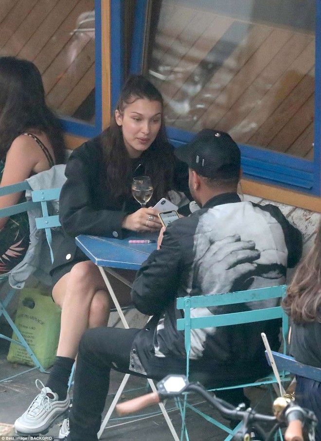 Bella Hadid hạnh ph&uacute;c rạng ngời b&ecirc;n The Weeknd sau thời gian đau l&ograve;ng nh&igrave;n anh hẹn h&ograve; Selena - Ảnh 3.