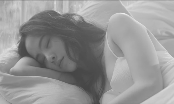 Bằng một c&aacute;ch n&agrave;o đ&oacute;, MV của Nam Em lại giống MV của nữ ho&agrave;ng nhạc số Heize thế kh&ocirc;ng biết - Ảnh 5.